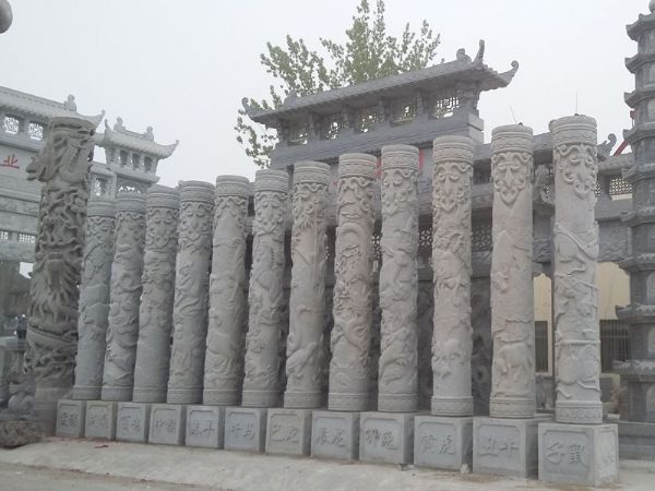 石雕龙柱